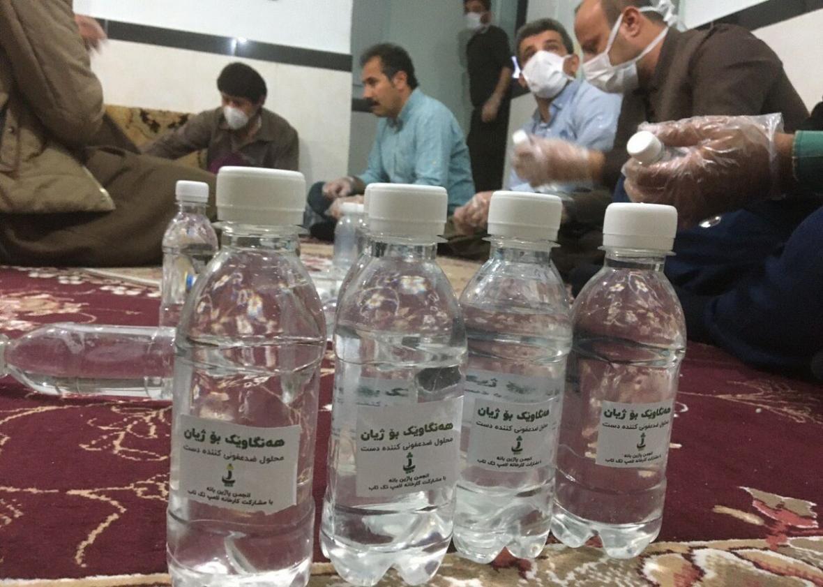 خبرنگاران انجمن مردمی پاژین 10 هزار بطری محلول ضد عفونی در خبرنگاران انجمن مردمی پاژین 10 هزار بطری محلول ضد عفونی در بانه توزیع می کند