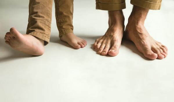 روش تشخیص کف پای صاف در بچه ها ، صافی کف پا تا چه سنی قابل درمان است؟ ، علائم صاف بودن کف پا و راه های درمان آن